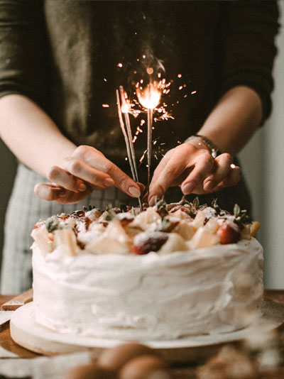 Hochzeitstorte wird geschmückt