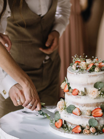 Hochzeitstorte wird angeschnitten